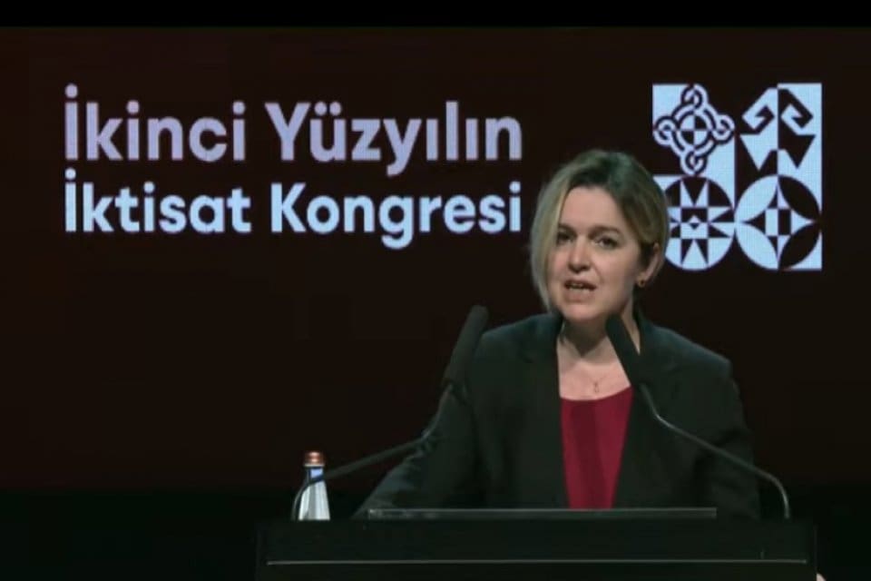 İzmir B&uuml;y&uuml;kşehir Belediyesi'nin d&uuml;zenlediği İkinci Y&uuml;zyılın İktisat Kongresi&rsquo;nin a&ccedil;ılışında konuşan