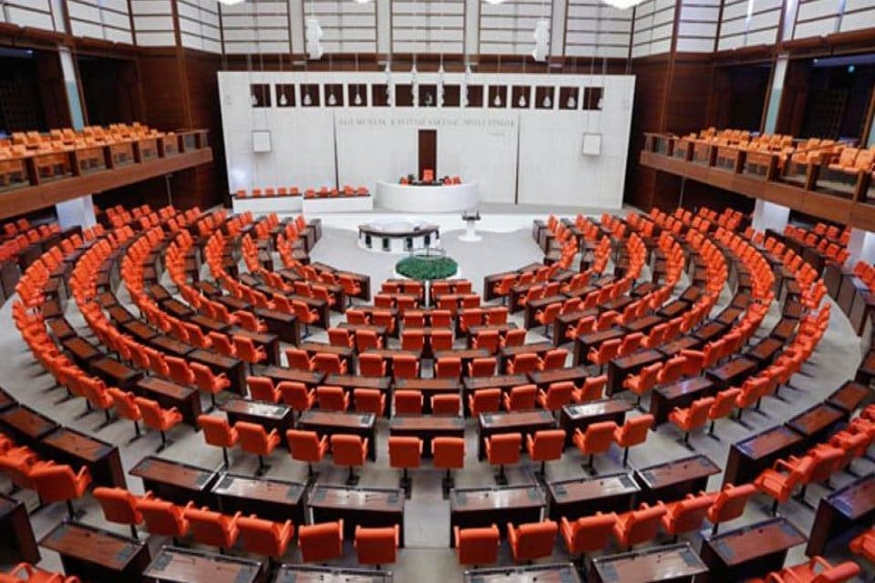 CHP, HDP ve İYİ Parti, kadına şiddette ceza artırımı &ouml;ng&ouml;ren