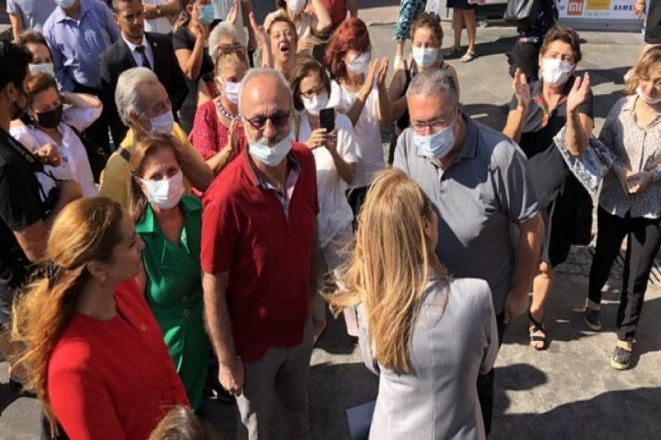 &Ccedil;anakkale'ye giden CHP&rsquo;li heyete saldırı girişiminde bulunuldu. CHP Kadın Kolları