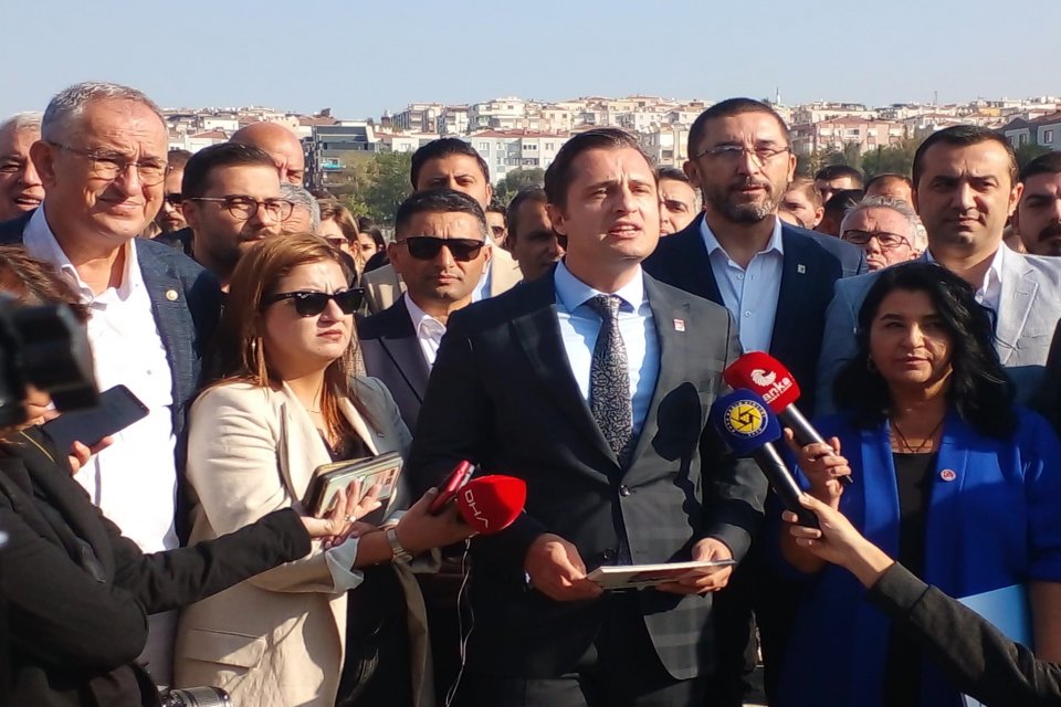 Buca Cezaevi önünde partisinin milletvekili, ilçe başkan ve üyeleriyle bir