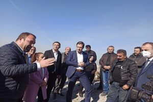 Cumhuriyet Halk Partisi (CHP) İzmir İl Başkanı Deniz Y&uuml;cel, beraberinde