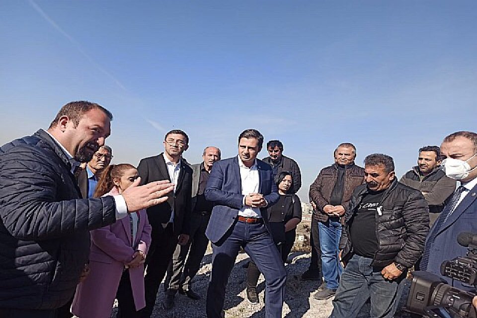 Cumhuriyet Halk Partisi (CHP) İzmir İl Başkanı Deniz Y&uuml;cel, beraberinde