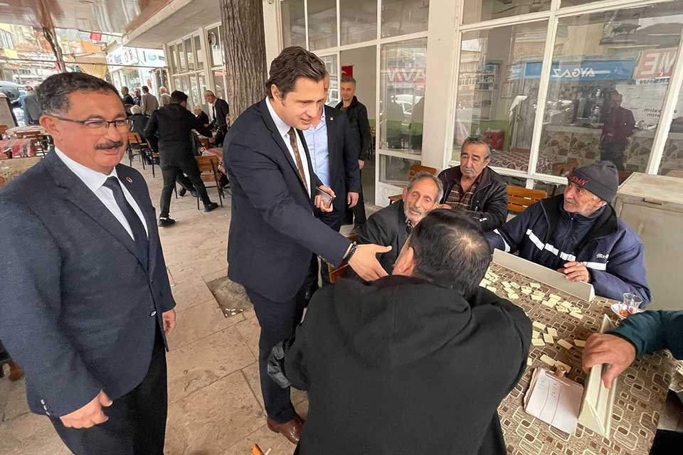 CHP İzmir İl Başkanı Deniz Y&uuml;cel beraberindeki bir heyetle, Tire