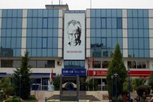 Menderes Belediye Başkanı Mustafa Kayalar ve başkan yardımcısı G&uuml;rsel R&uuml;zgar