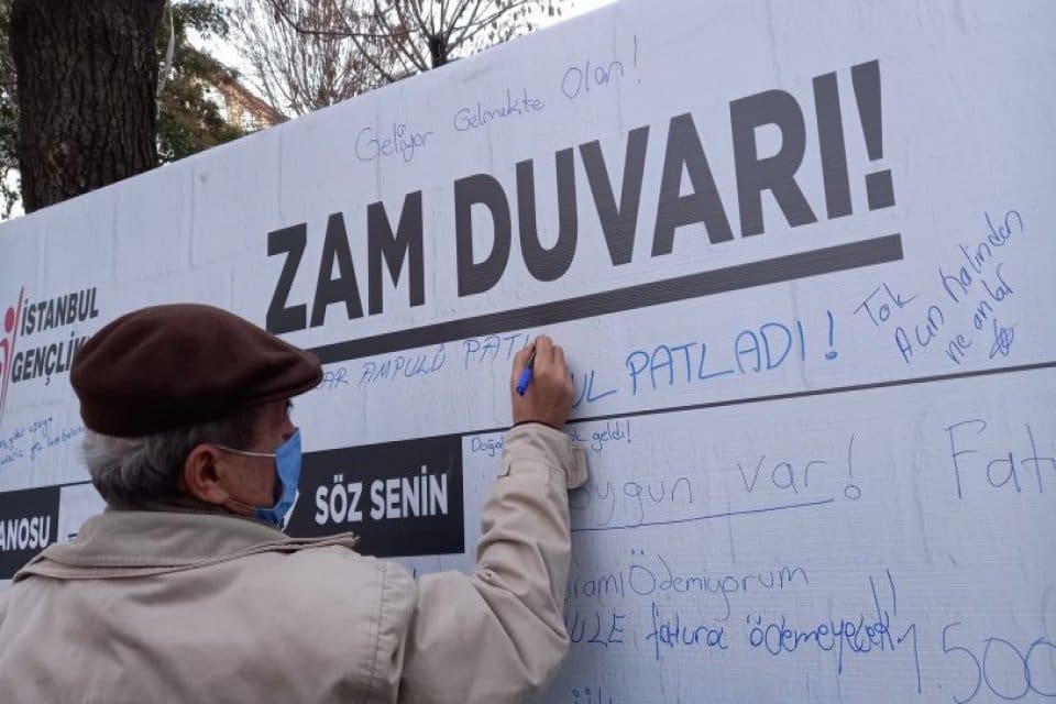 CHP İstanbul Gen&ccedil;lik Kolları, fahiş zamlara dikkat &ccedil;ekmek i&ccedil;in 39