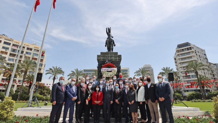 CHP İzmir 23 Nisan'ı Atasının huzurunda kutladı!