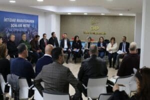 CHP İl Başkanı Şenol Aslanoğlu il&ccedil;e başkanlarıyla bir araya geldiği