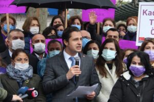 T&uuml;rkiye'nin gece kararnamesiyle İstanbul S&ouml;zleşmesi'nden ayrılmasına kadınların ve partilerin tepkisi