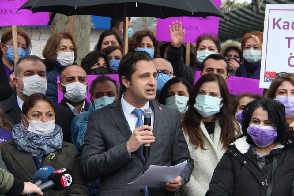 T&uuml;rkiye'nin gece kararnamesiyle İstanbul S&ouml;zleşmesi'nden ayrılmasına kadınların ve partilerin tepkisi