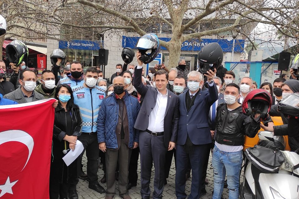 CHP İzmir, moto kuryelerin yaşadıkları sorunları g&uuml;ndeme getirmek ve &ccedil;&ouml;z&uuml;m