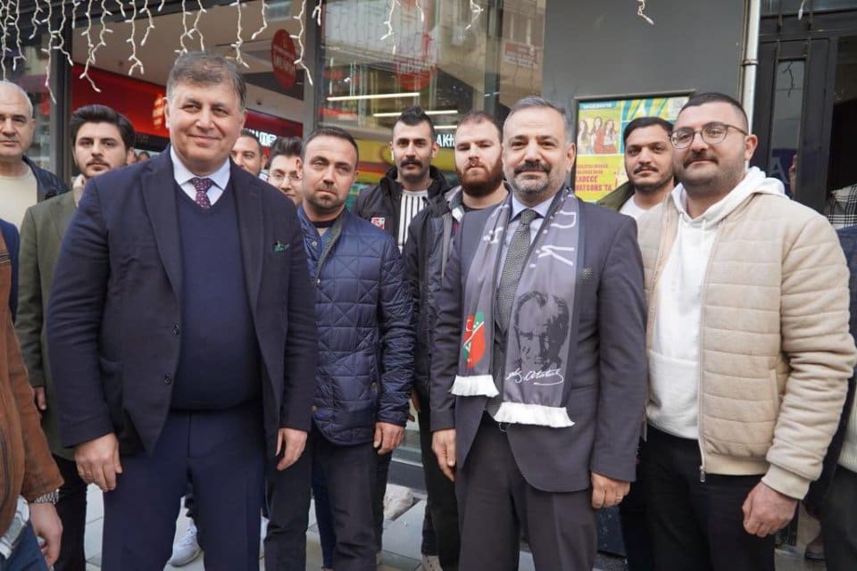 Cumhuriyet Halk Partisi İzmir İl Başkanı Şenol Aslanoğlu saha mesaisinde