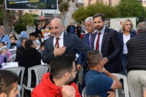 Cumhuriyet Halk Partisi İzmir İl Başkanlığı d&uuml;zenlediği iftar yemeğinde depremzedelerle