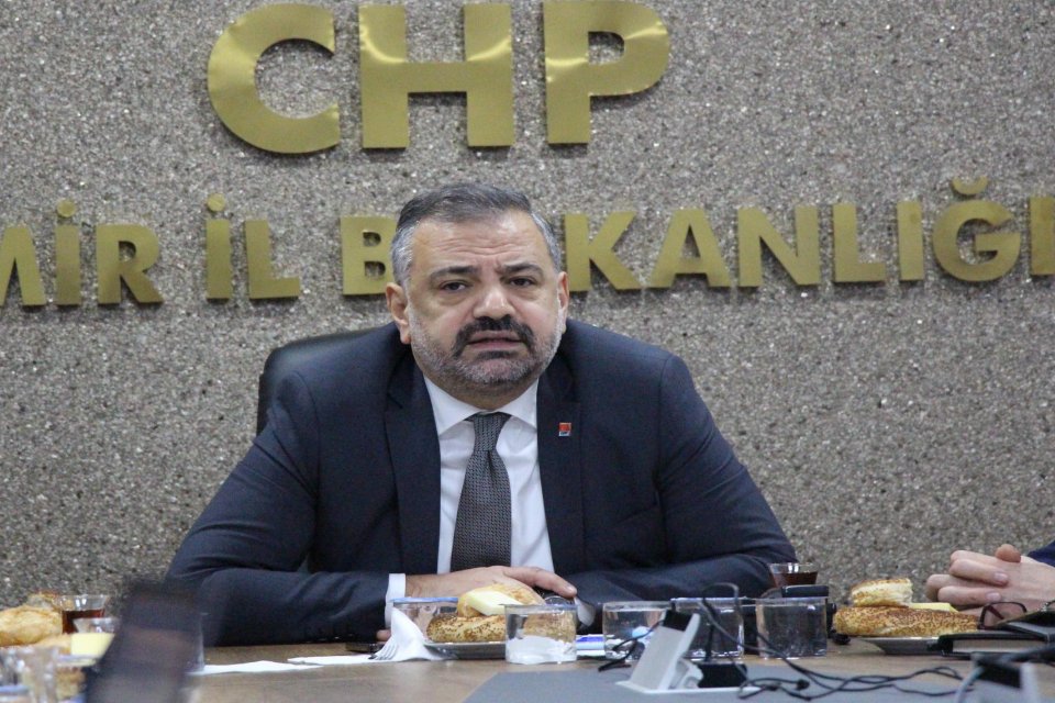 CHP İzmir İl Başkanı Şenol Aslanoğlu, CHP İzmir İl Başkanlığı'nda düzenlenen