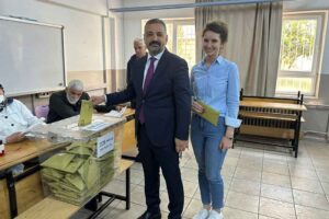 Cumhuriyet Halk Partisi İzmir İl Başkanı Şenol Aslanoğlu, oyunu Balçova