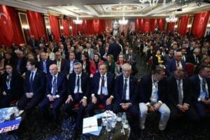 İki g&uuml;nl&uuml;k Seferihisar kampının sonu&ccedil; bildirgesini okuyan Cumhuriyet Halk Partisi