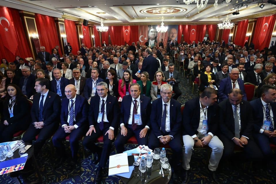 İki g&uuml;nl&uuml;k Seferihisar kampının sonu&ccedil; bildirgesini okuyan Cumhuriyet Halk Partisi