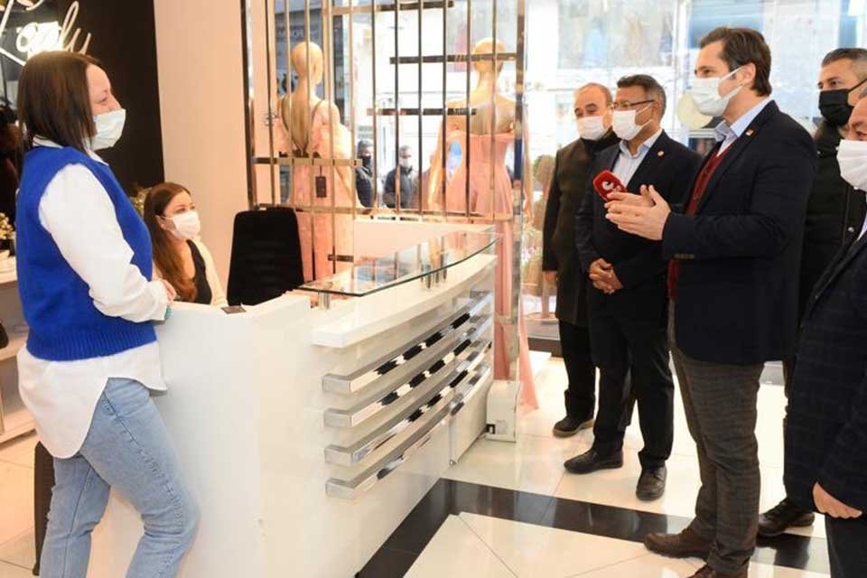 CHP İzmir İl Başkanı Deniz Y&uuml;cel ve İzmir milletvekilleri esnafın