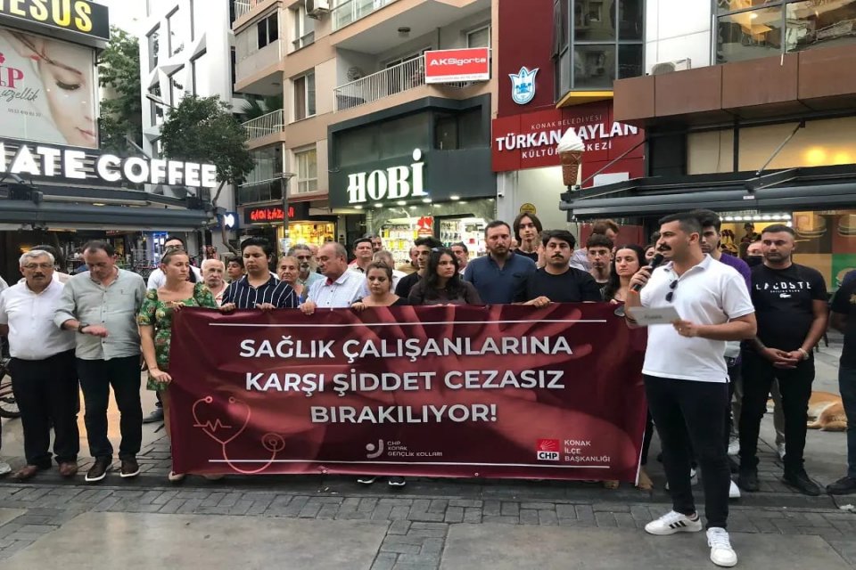 CHP Konak Gençlik Kolları'nın sağlıkta yaşanan şiddet olaylarına karşı düzenlediği