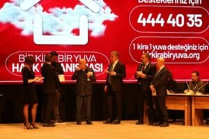 İzmir B&uuml;y&uuml;kşehir Belediye Başkanı Tun&ccedil; Soyer &ouml;nc&uuml;l&uuml;ğ&uuml;nde başlatılan &ldquo;Bir Kira