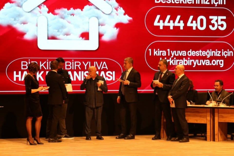 İzmir B&uuml;y&uuml;kşehir Belediye Başkanı Tun&ccedil; Soyer &ouml;nc&uuml;l&uuml;ğ&uuml;nde başlatılan &ldquo;Bir Kira