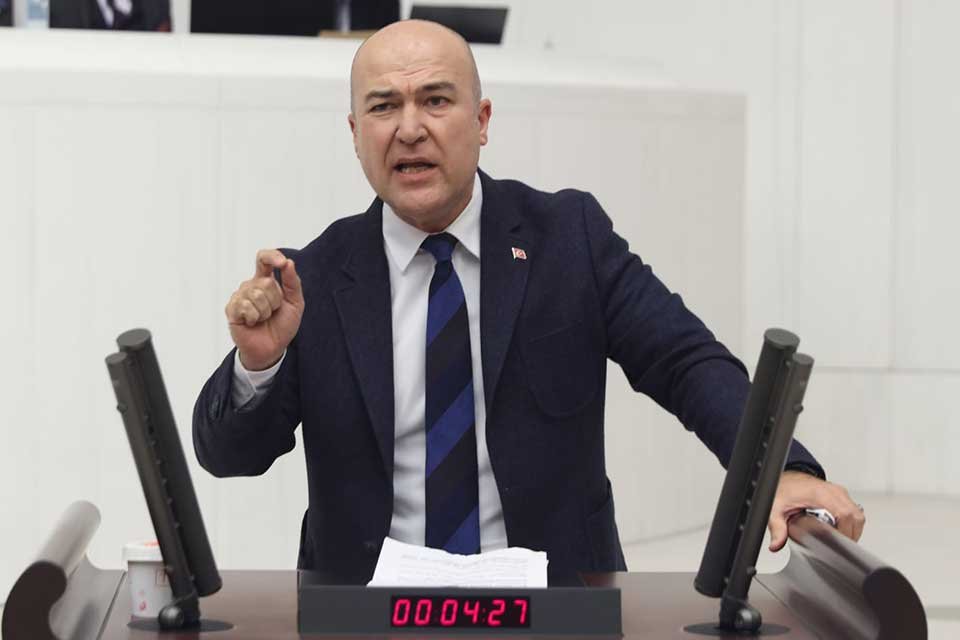 CHP İzmir Milletvekili Murat Bakan, Ağrı Diyadin&rsquo;deki afet evlerinin su,