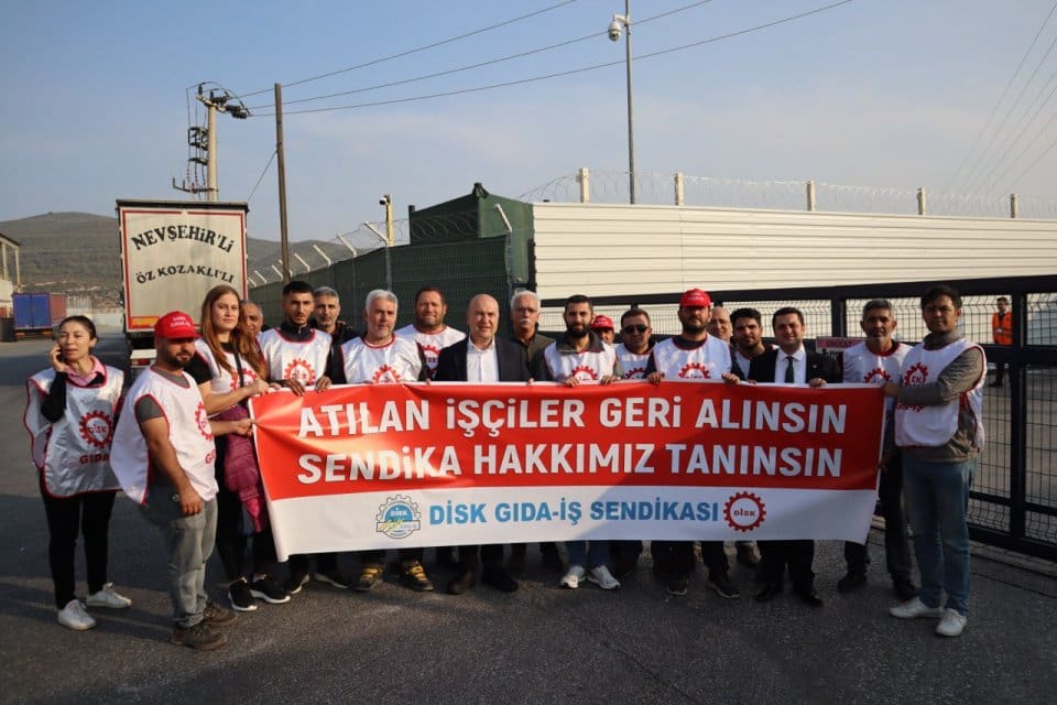 CHP İzmir Milletvekili Murat Bakan, sendikalı oldukları i&ccedil;in işten &ccedil;ıkarılan
