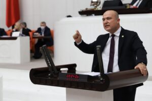 CHP İzmir Milletvekili Murat Bakan, daha zorunlu askerliğini yapmamış olan
