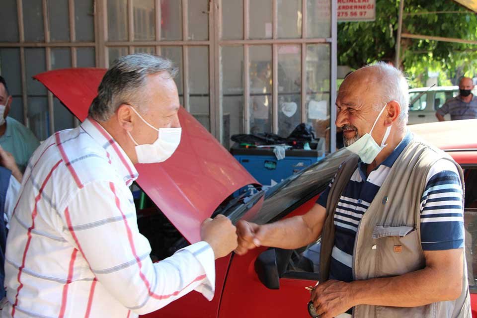 CHP İzmir İl Başkanlığının milletvekilleriyle birlikte d&uuml;zenlediği saha programı kapsamında