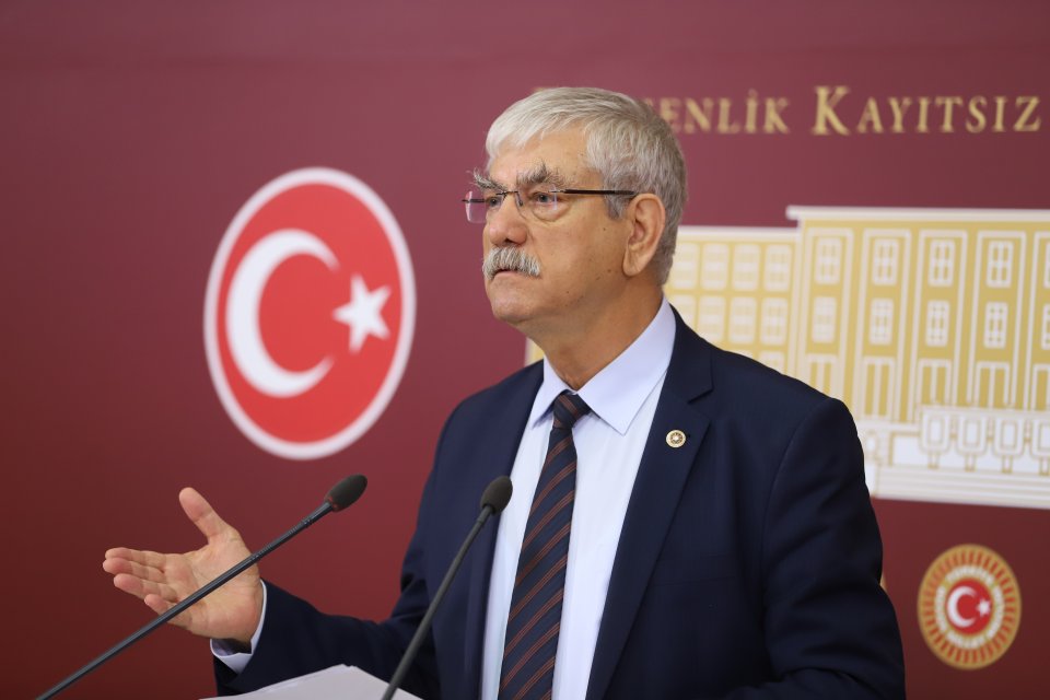 Açıklanan asgari ücrete tepki gösteren CHP İzmir Milletvekili Kani Beko,