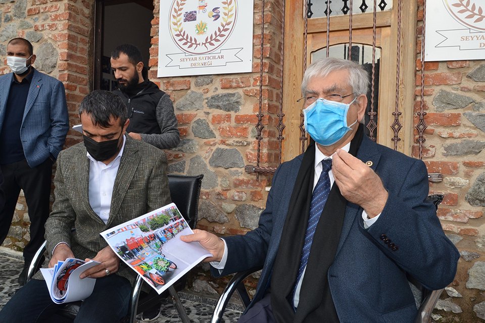 İzmir Seyyar Satıcılar Derneği’ni ziyaret eden CHP İzmir Milletvekili Kani
