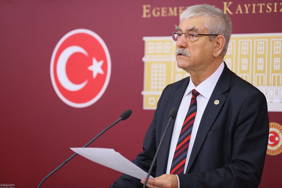 CHP İzmir Milletvekili Kani Beko, İzmir Mizah Festivali ve m&uuml;zik