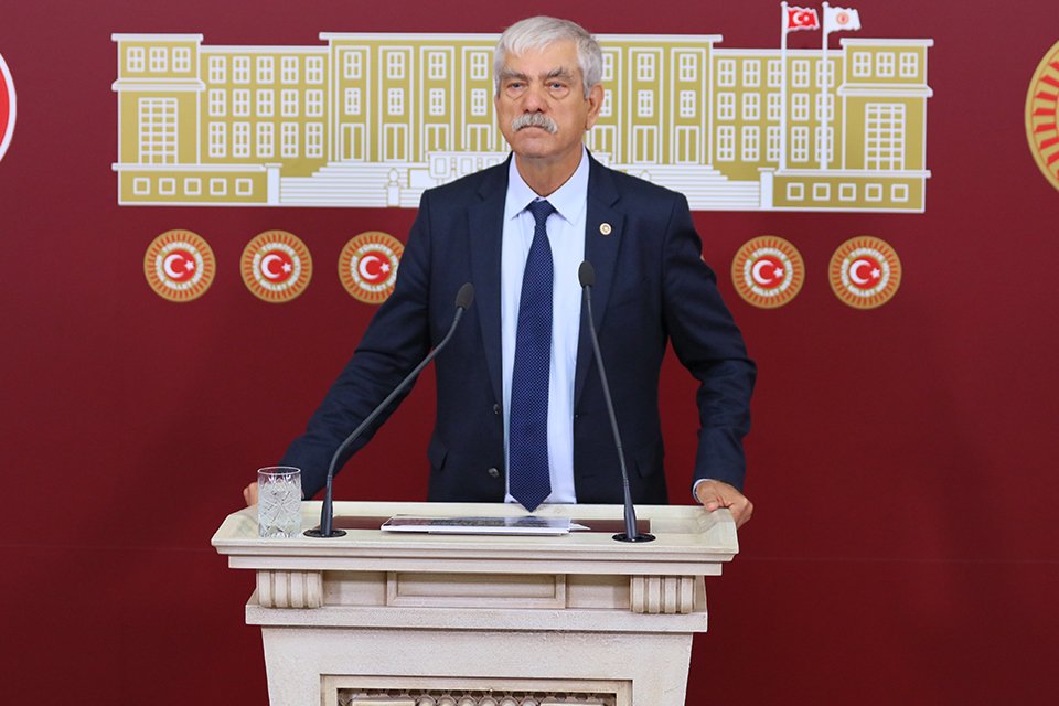 CHP İzmir Milletvekili Kani Beko, Bergama Orman İşletmesi tarafında gençleştirme