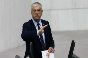 CHP İzmir Milletvekili Kani Beko, ucube saray rejimini sırtında taşıyan milletin