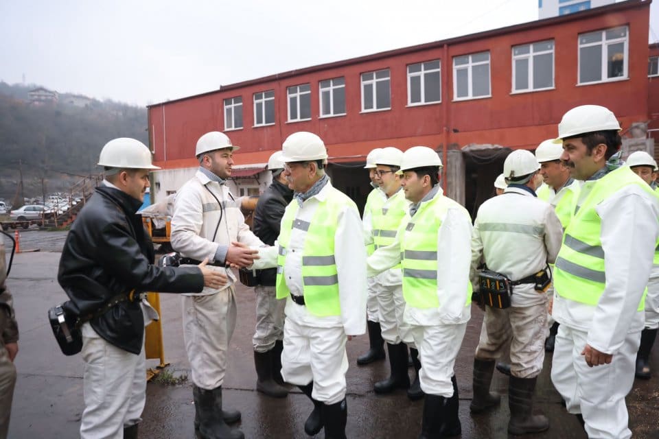 CHP İzmir Milletvekili Kani Beko, Amasra maden ocağı ziyaretinde ailelerin