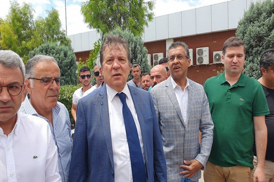CHP'li Edremit il&ccedil;e Belediye Başkanı Selman Hasan Arslan, belediyedeki makamında