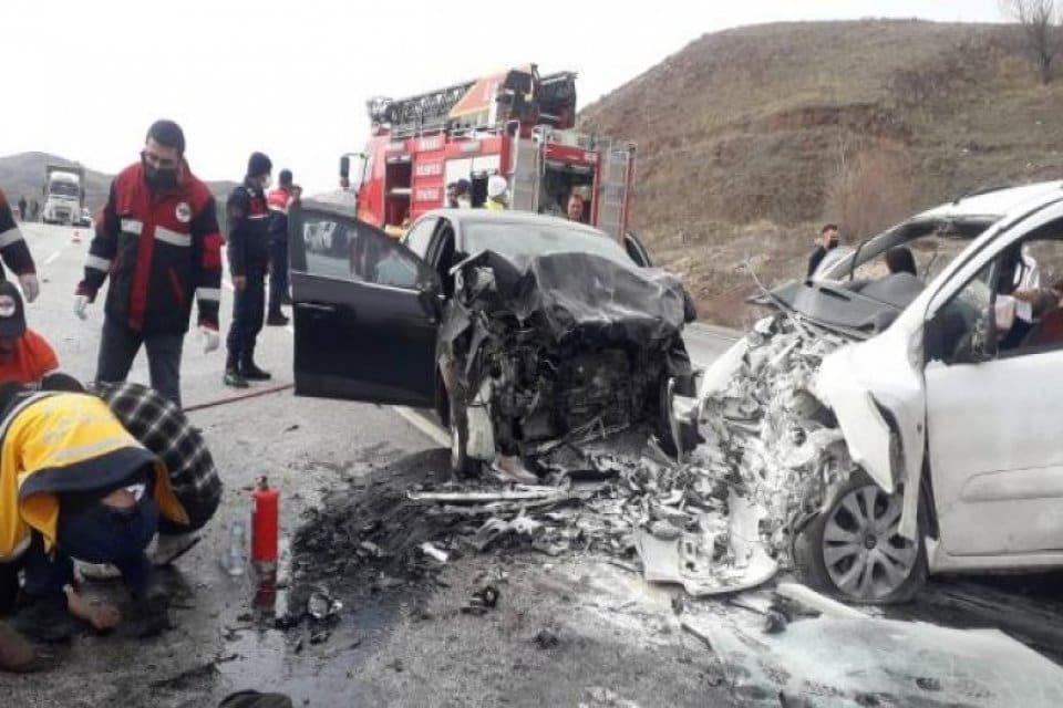Sivas İmranlı Belediye Başkanı Murat A&ccedil;ıl&rsquo;ın İmranlı&rsquo;da kaza yaptığı, ara&ccedil;ta