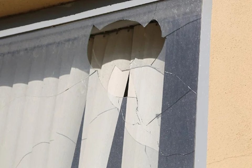 Dün gece saatlerinde Aydın'ın CHP’li Efeler Belediyesi binasına kimliği belirsiz