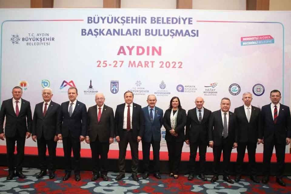 CHP'li 11 b&uuml;y&uuml;kşehir belediye başkanı bir araya geldi. Toplantının ardından