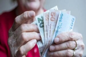 CHP Ankara Milletvekili&nbsp;Murat Emir,&nbsp;iktidara geldiklerinde 2 bin liraya y&uuml;kseltilen emekli