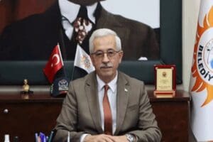 CHP'li Erdek Belediye Başkanı Burhan Karışık, bı&ccedil;aklı saldırıya uğrayarak bacağından