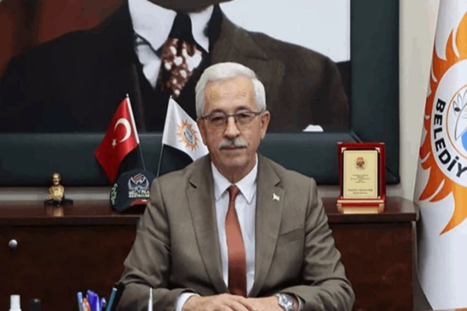 CHP'li Erdek Belediye Başkanı Burhan Karışık, bı&ccedil;aklı saldırıya uğrayarak bacağından