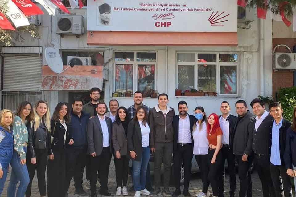 Cumhuriyet Halk Partisi Gen&ccedil;lik Kolları Genel Başkanı Gen&ccedil;osman Killik, Bayraklı