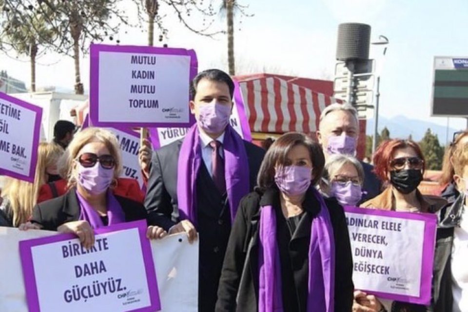 İstanbul S&ouml;zleşmesi'nin iptali sonrası tepkiler devam ederken CHP Konak İl&ccedil;e