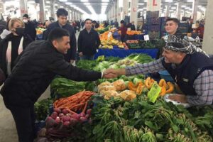 CHP Menemen İl&ccedil;e Başkanlığı&rsquo;nın organizasyonuyla yapılan pazar yerleri ziyaretleri devam