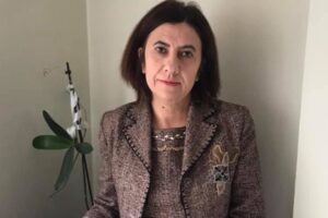 İzmir’de Menemen Belediyesi’nde kimin başkanvekili olacağı sorusu yılan hikâyesine döndü.