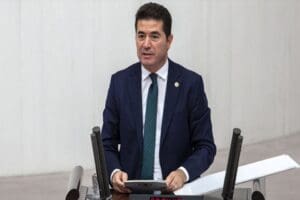 CHP'li Ahmet Kaya, AKP'nin şehit isminin &uuml;zerini kapatan pankartına isyan