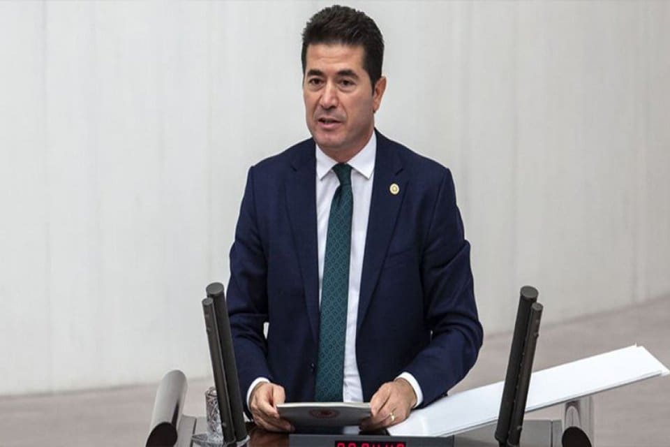 CHP'li Ahmet Kaya, AKP'nin şehit isminin &uuml;zerini kapatan pankartına isyan