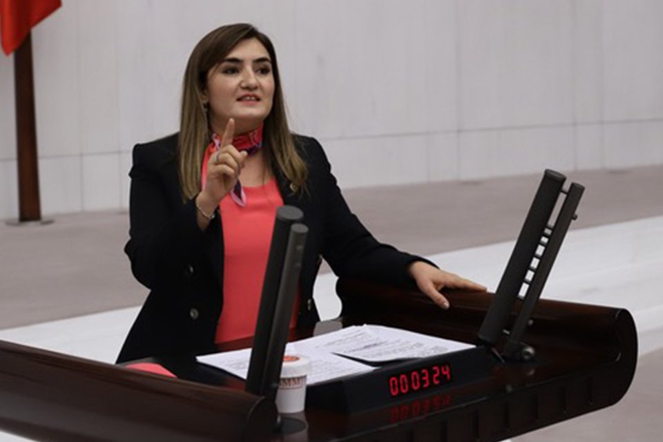 “Pandeminin ilk başlarında uçak ambulans ile şov peşinde koşuyordunuz, vatandaşlarımızı