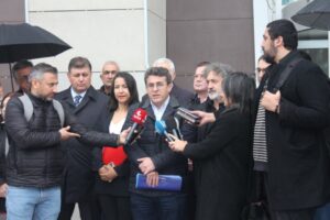 Ege Bölge Adliye Mahkemesi Güney Kapısı önünde toplanan CHP’li meclis