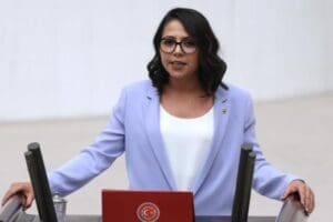 CHP İstanbul Milletvekili Saliha Sera Kadıgil S&uuml;tl&uuml;, partisinden istifa ederek
